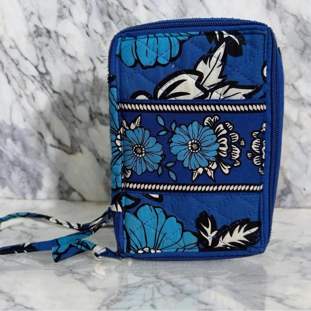 Vera Bradley Floral Quilted Wristlet Small Tech Wallet Bayou Blue Pattern NWOT